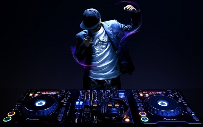 En este momento estás viendo ¿Qué hay que hacer para convertirse en un DJ?